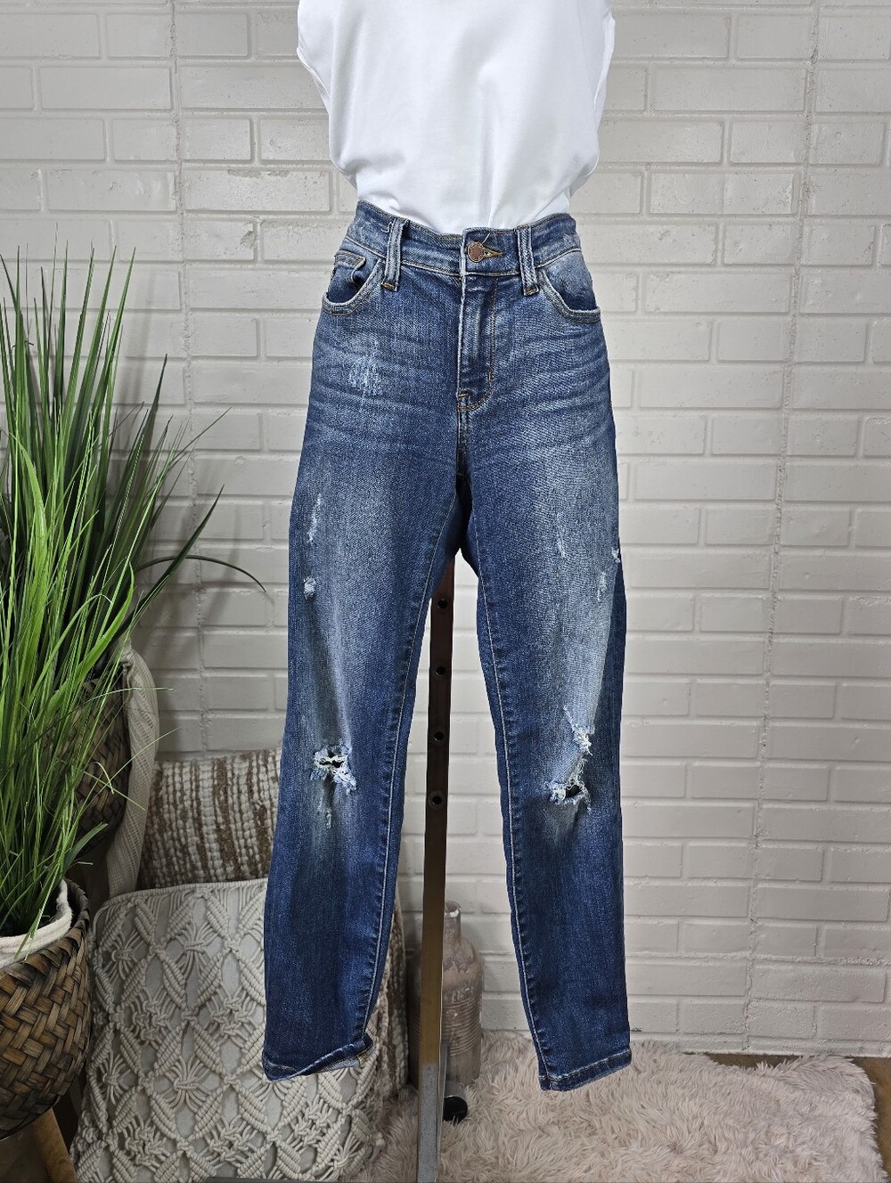 Judy Blue Mid Rise Relaxed Fit Distressed Crop Jean Size 27